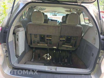 2015 Toyota Sienna LE 8-Passenger 119.3" WB - miniatura 16