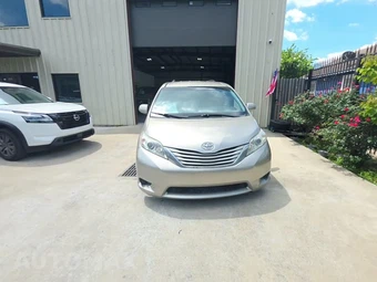 2015 Toyota Sienna LE 8-Passenger 119.3" WB - miniatura 2