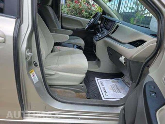 2015 Toyota Sienna LE 8-Passenger 119.3" WB - miniatura 20