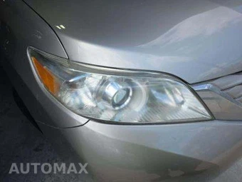 2015 Toyota Sienna LE 8-Passenger 119.3" WB - miniatura 27