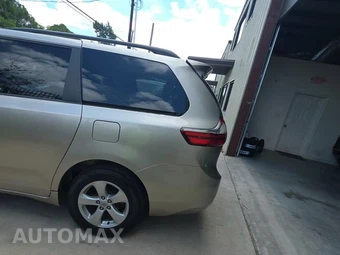 2015 Toyota Sienna LE 8-Passenger 119.3" WB - miniatura 3