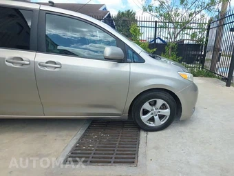 2015 Toyota Sienna LE 8-Passenger 119.3" WB - miniatura 5
