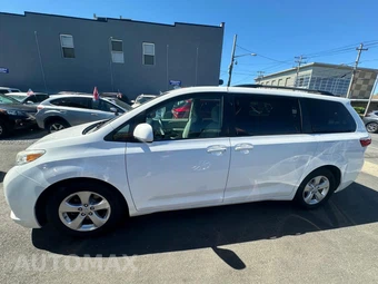 2015 Toyota Sienna LE 8-Passenger 119.3" WB - miniatura 10