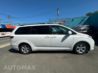 2015 Toyota Sienna LE 8-Passenger 119.3" WB - miniatura 12