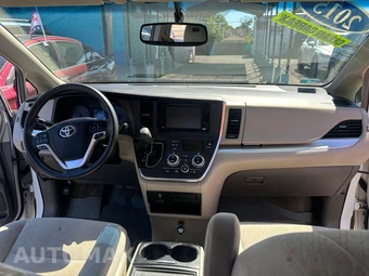 2015 Toyota Sienna LE 8-Passenger 119.3" WB - miniatura 23