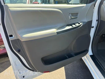 2015 Toyota Sienna LE 8-Passenger 119.3" WB - miniatura 27