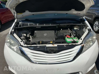 2015 Toyota Sienna LE 8-Passenger 119.3" WB - miniatura 28