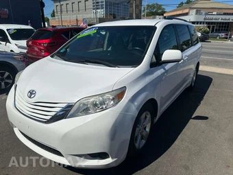 2015 Toyota Sienna LE 8-Passenger 119.3" WB - miniatura 3