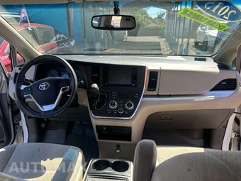 2015 Toyota Sienna LE 8-Passenger 119.3" WB - miniatura 32