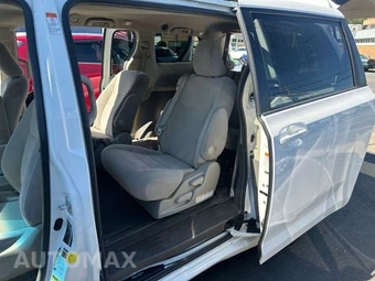 2015 Toyota Sienna LE 8-Passenger 119.3" WB - miniatura 33