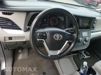 2015 Toyota Sienna LE 8-Passenger 119.3" WB - miniatura 10