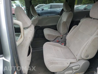 2015 Toyota Sienna LE 8-Passenger 119.3" WB - miniatura 13