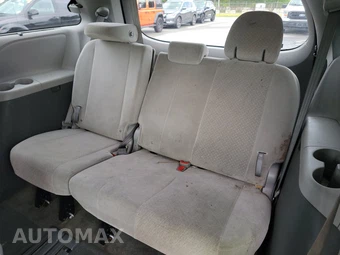 2015 Toyota Sienna LE 8-Passenger 119.3" WB - miniatura 14