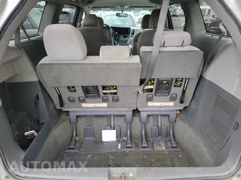 2015 Toyota Sienna LE 8-Passenger 119.3" WB - miniatura 17