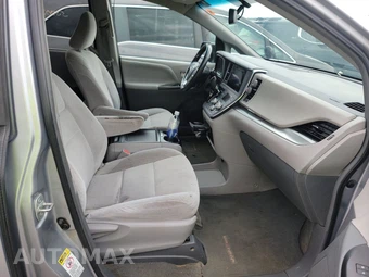 2015 Toyota Sienna LE 8-Passenger 119.3" WB - miniatura 8