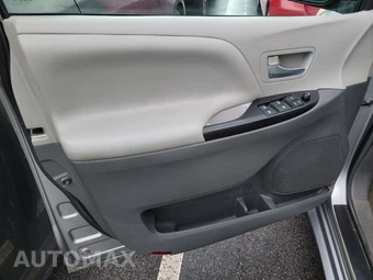 2015 Toyota Sienna LE 8-Passenger 119.3" WB - miniatura 9