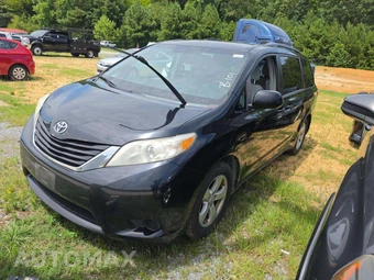 2015 Toyota Sienna LE 8-Passenger 119.3" WB
