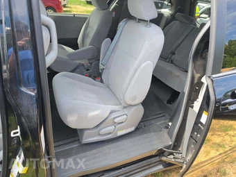 2015 Toyota Sienna LE 8-Passenger 119.3" WB - miniatura 13