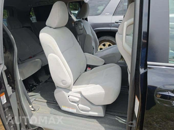 2015 Toyota Sienna LE 8-Passenger 119.3" WB - miniatura 17