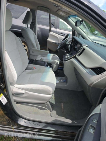 2015 Toyota Sienna LE 8-Passenger 119.3" WB - miniatura 19