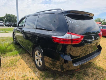 2015 Toyota Sienna LE 8-Passenger 119.3" WB - miniatura 2