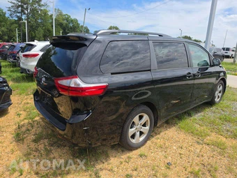 2015 Toyota Sienna LE 8-Passenger 119.3" WB - miniatura 3