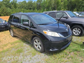 2015 Toyota Sienna LE 8-Passenger 119.3" WB - miniatura 4