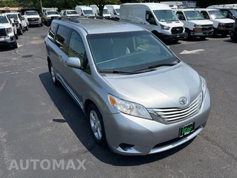 2015 Toyota Sienna LE 8-Passenger 119.3" WB - miniatura 12