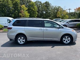 2015 Toyota Sienna LE 8-Passenger 119.3" WB - miniatura 13
