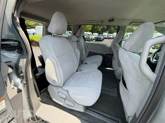 2015 Toyota Sienna LE 8-Passenger 119.3" WB - miniatura 14