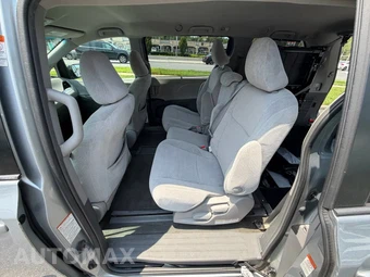 2015 Toyota Sienna LE 8-Passenger 119.3" WB - miniatura 17
