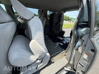 2015 Toyota Sienna LE 8-Passenger 119.3" WB - miniatura 18