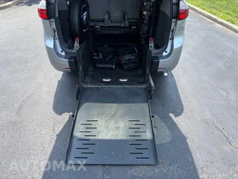 2015 Toyota Sienna LE 8-Passenger 119.3" WB - miniatura 2