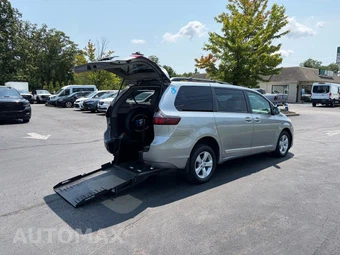 2015 Toyota Sienna LE 8-Passenger 119.3" WB - miniatura 24
