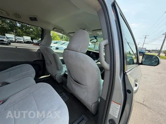 2015 Toyota Sienna LE 8-Passenger 119.3" WB - miniatura 26