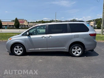 2015 Toyota Sienna LE 8-Passenger 119.3" WB - miniatura 30