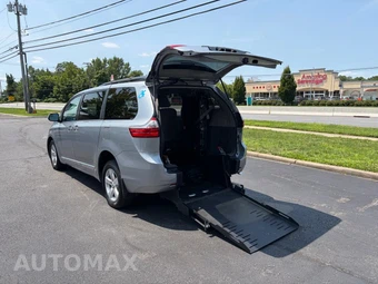 2015 Toyota Sienna LE 8-Passenger 119.3" WB - miniatura 35