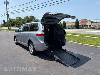 2015 Toyota Sienna LE 8-Passenger 119.3" WB - miniatura 36