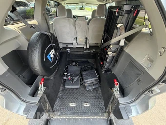 2015 Toyota Sienna LE 8-Passenger 119.3" WB - miniatura 39