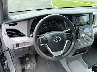2015 Toyota Sienna LE 8-Passenger 119.3" WB - miniatura 50