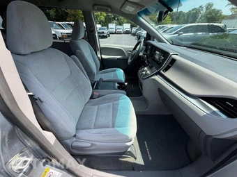 2015 Toyota Sienna LE 8-Passenger 119.3" WB - miniatura 51