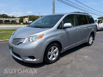 2015 Toyota Sienna LE 8-Passenger 119.3" WB - miniatura 9