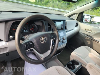 2015 Toyota Sienna LE 8-Passenger 119.3" WB - miniatura 11