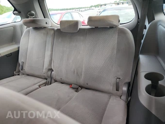 2015 Toyota Sienna LE 8-Passenger 119.3" WB - miniatura 14