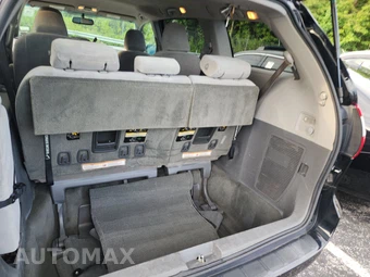 2015 Toyota Sienna LE 8-Passenger 119.3" WB - miniatura 17