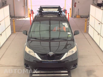 2015 Toyota Sienna LE 8-Passenger 119.3" WB - miniatura 2