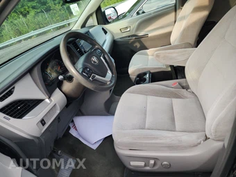 2015 Toyota Sienna LE 8-Passenger 119.3" WB - miniatura 7