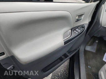 2015 Toyota Sienna LE 8-Passenger 119.3" WB - miniatura 9