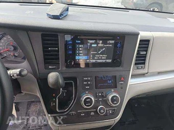 2015 Toyota Sienna LE 8-Passenger 119.3" WB - miniatura 10
