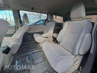 2015 Toyota Sienna LE 8-Passenger 119.3" WB - miniatura 13